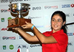 Golfte en prestijli ödül Antalyalı Nergis Kök'ün